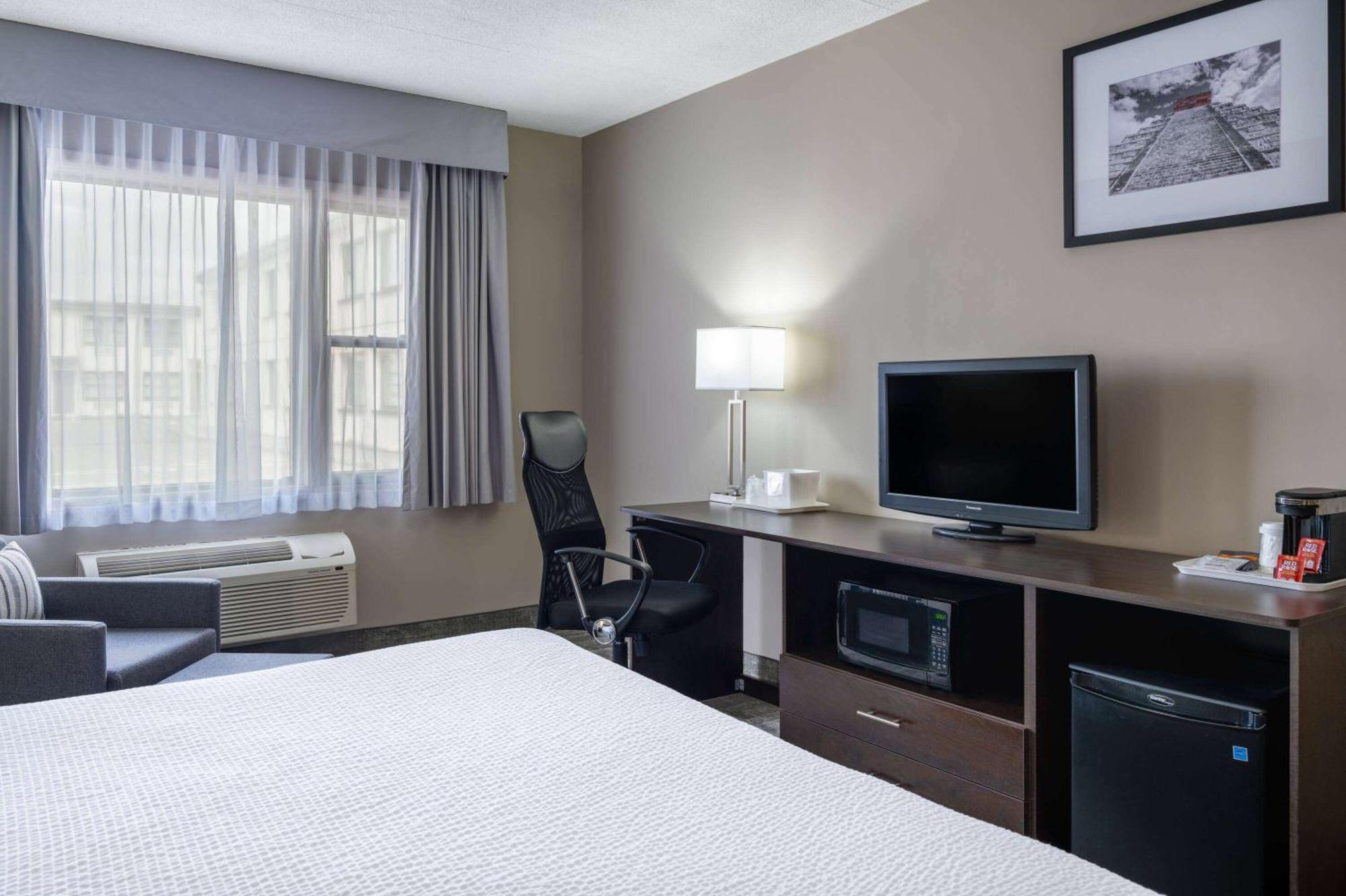 Ramada by Wyndham Thunder Bay Airlane Hotel Dış mekan fotoğraf