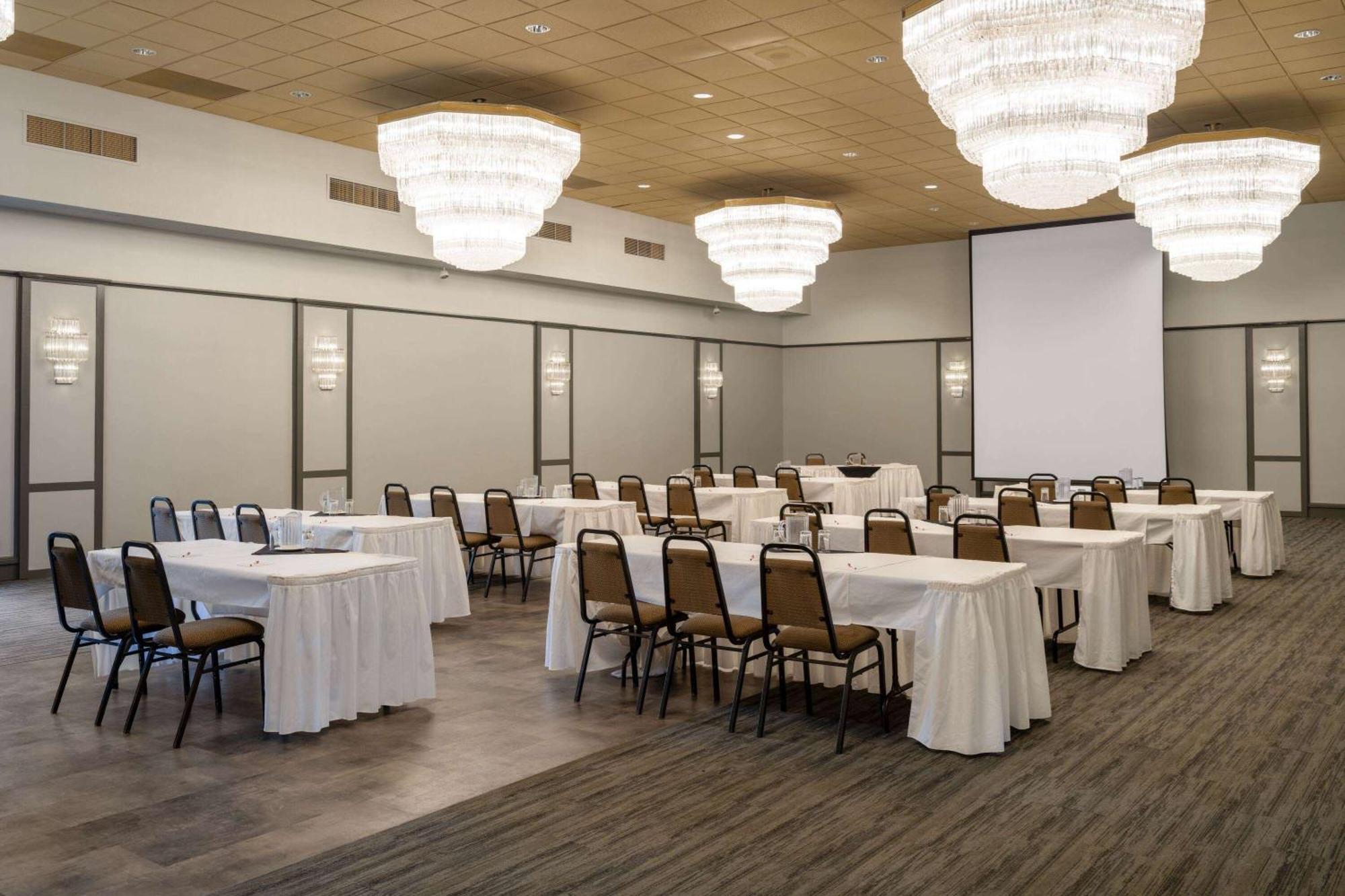 Ramada by Wyndham Thunder Bay Airlane Hotel Dış mekan fotoğraf