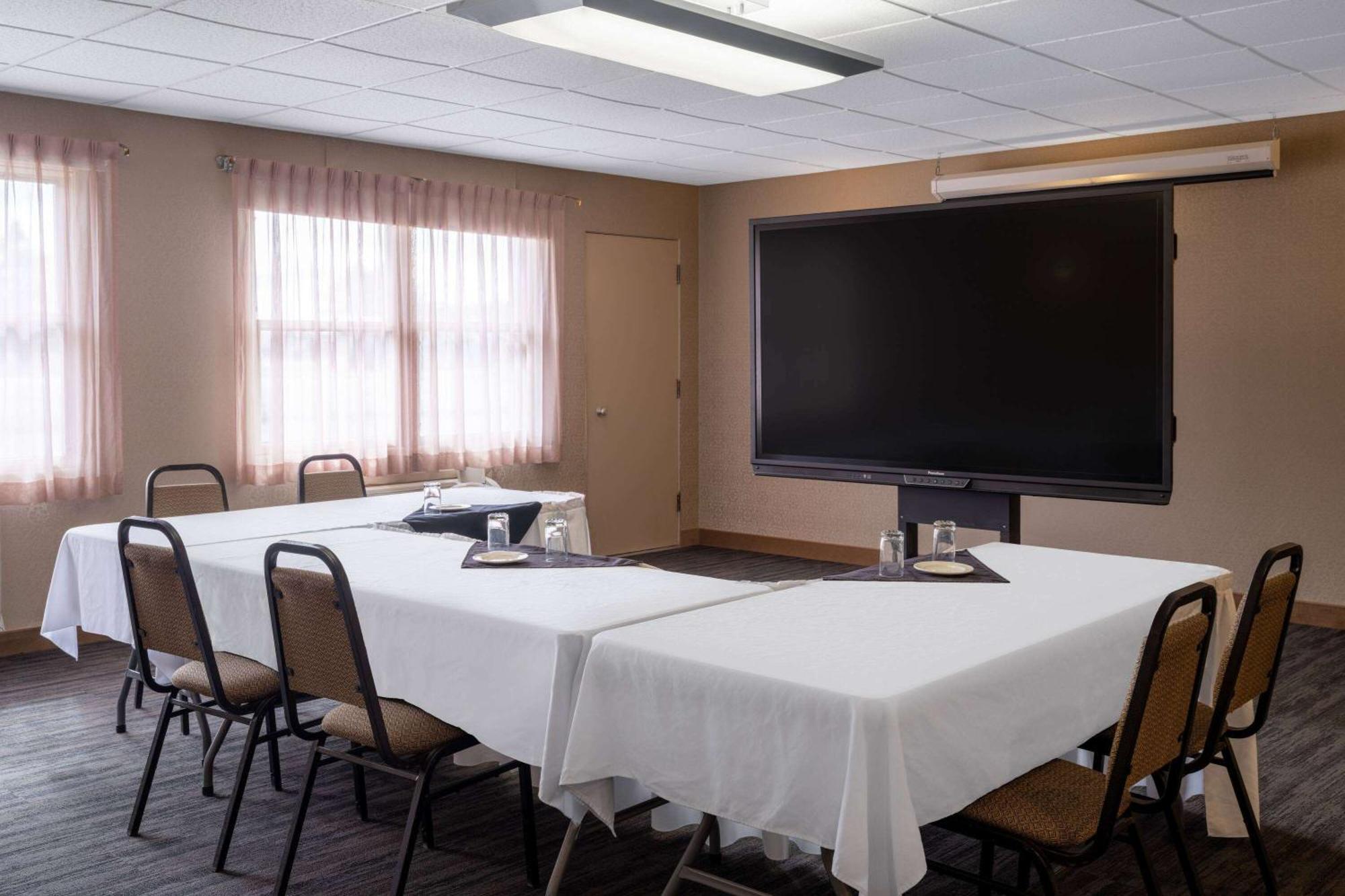 Ramada by Wyndham Thunder Bay Airlane Hotel Dış mekan fotoğraf